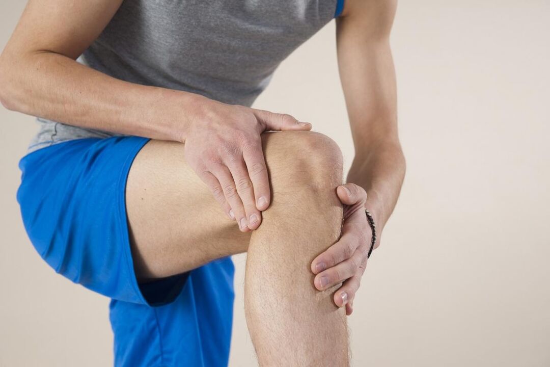 The first pain and stiffness in the joint due to arthrosis is associated with sprains of muscles and ligaments. 